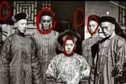 看不见的真相诡异深宫合影怎么通关？