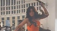 Cardi B演唱会遭粉丝泼水怒砸话筒反击 结果被报警