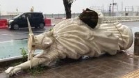 台风卡努吹倒日本一自由女神像 连根拔起王冠断裂