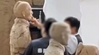 网曝工作人员徒手摸兵马俑 博物馆：汗渍会造成腐蚀