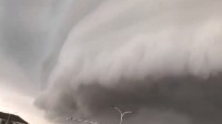 新疆现超级单体风暴云 遮天蔽日、压迫感十足