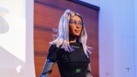 波兰一公司聘请全球首个人工智能CEO：银发黑妹