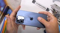 受压能力堪忧！iPhone15 Pro Max一掰就碎