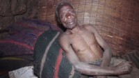 非洲老宅男55年闭门不出 理由是他害怕女人