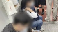 上海地铁又出现“板凳族” 官方呼吁乘客不要使用
