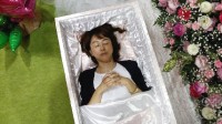 25岁女孩为自己办葬礼请朋友吃席 治愈了分手的心病