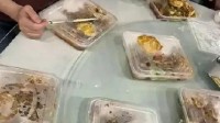 网友去吃席发现每人面前都是盒饭？后面有正式宴席