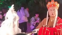 欢乐谷NPC唐僧走红 模仿惟妙惟肖 网友：没让你超越