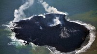 日本海底火山喷发后浮现新岛屿 高20米左右