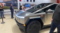 特斯拉赛博皮卡已进驻线下门店：体型巨大 十分扎眼