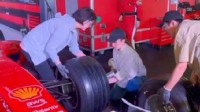 刘亦菲体验给F1赛车换轮胎只需8秒 网友:姐姐太酷啦