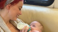 "海后"艾梅柏分享《海王2》训练视频 片场给女儿喂奶