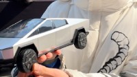 Cybertruck中国首秀 车迷小伙忍痛割爱车模