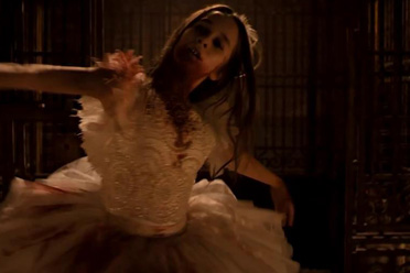 恐怖片《阿比盖尔》曝新片段 吸血鬼少女要大开杀戒讲解分析