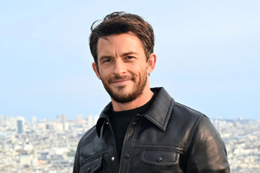 《侏罗纪世界》新片曝主演 乔纳森贝利、寡姐将加盟讲解