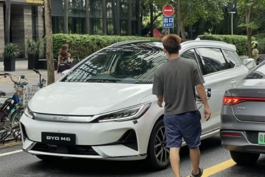 高颜值MPV的全新设计 最新曝光的比亚迪M6无伪装谍照