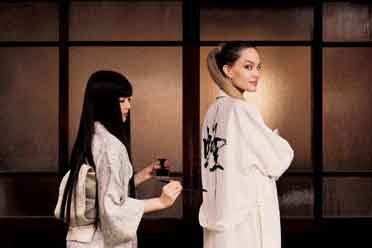 一袭洁白和服美丽大方 安吉丽娜·朱莉日版杂志写真