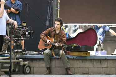 鲍勃·迪伦传记片《完全未知》新片场照 甜茶街头弹唱 分享讲解