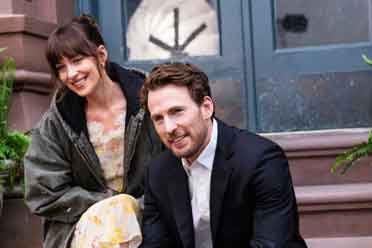 俊男美女太养眼 达妹、美队《物质主义者》曝片场照