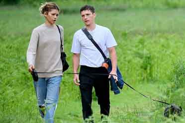 相携一起遛狗尽显甜蜜！赞达亚荷兰弟最新近照曝光