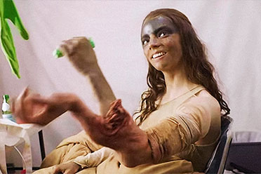 《疯狂的麦克斯：狂暴女神》弗瑞奥萨的断臂幕后照分享