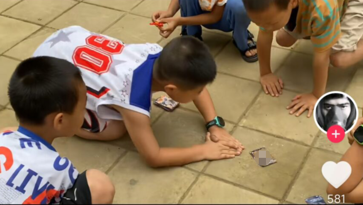 小孩哥沉迷的“烟卡”，其实是成年人的童年回忆？ 盘点分享