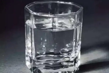 可能导致低钾血症甚至瘫痪？大量出汗后只喝白开水