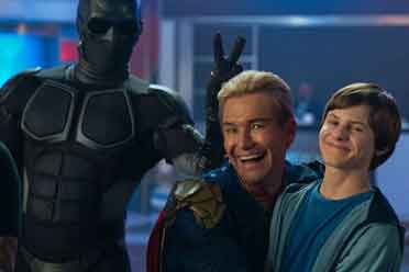 《黑袍纠察队》第四季曝新剧照：玄色竖起剪刀手！分享解说