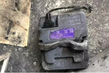 电动自行车电瓶带回家中充电 起火爆炸 4人被困屋里 分享讲解