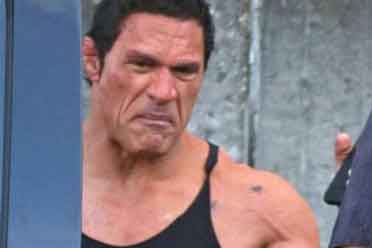 巨石强森《粉碎机》新片场照流出 强森长出头发了！盘点