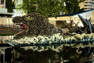 名古屋惊现超帅哥斯拉水上雕像 哥总面目狰狞超霸气！