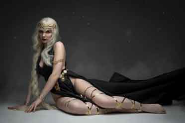 傲人身姿太养眼 俄妹COS《老头环》玛莉卡、马莲妮娅