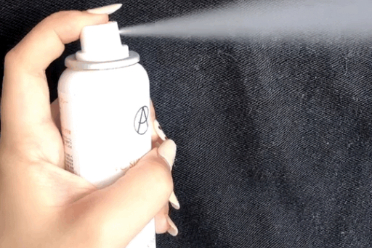 女子吸入防晒喷雾变白肺：避免在不通风空间内使用 解析