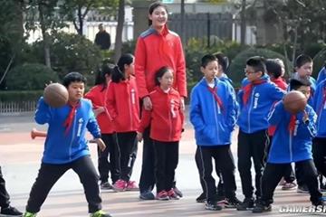 关系很好 女篮张子宇回应手抓小孩