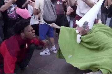 双方展开激励的狗叫比赛 甲亢哥Speed偶遇网红大法师