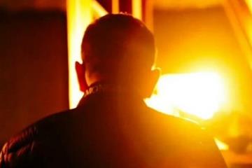 站在巨人的肩膀上 胡歌晒王家卫背影照