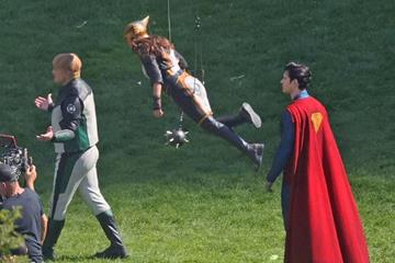 齐聚草地如同化装舞会 滚导版《超人》片场照公开