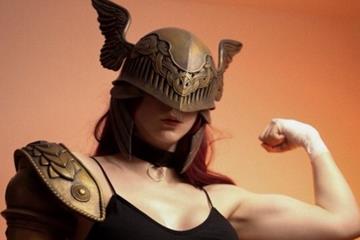 二阶段尽显身材 瑞士小姐姐COS《老头环》女武神