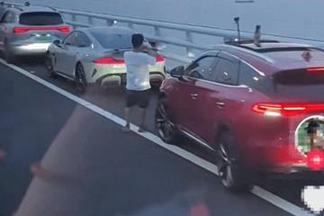 罚400扣18分 小米SU7车主遮挡车牌停应急车道打卡深中通道