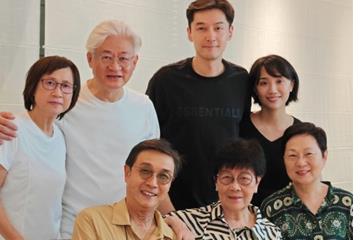 二人同框笑容甜蜜 胡歌老婆首次公开露面！