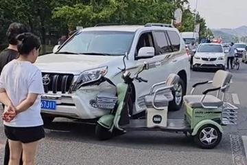 真是开了眼 硬派越野丰田普拉多被电瓶车撞裂前杠