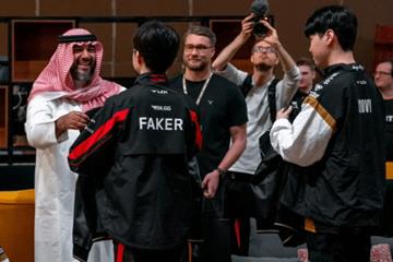 网友戏称为“恕瑞玛皇子觐见沙漠皇帝” 沙特王子接见Faker和chovy