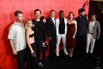 凯奇左拥“梦露”右抱娇妻 《长腿怪》首映式