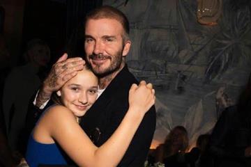 微博晒多张亲密合照 贝克汉姆为女儿小七庆生