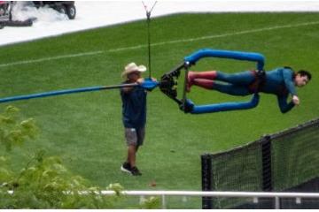 男主与替身同框亮相 DC《超人》曝光新片场照！