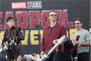 漫威藏了大的！《死侍与金刚狼》的预告镜头大多出自影片前半小时