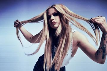 梦回出道时 39岁艾薇儿新写真重现诸多经典姿势