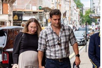 Daddy味儿好浓 亨利·卡维尔与怀孕女友出街