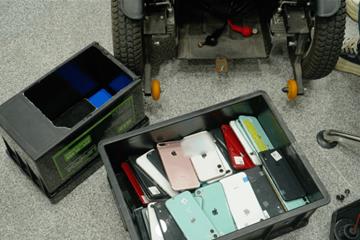 海关查获游客轮椅内藏匿103部手机！代步变带货