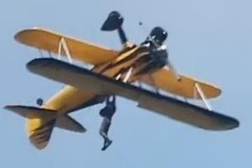 62岁阿汤哥又徒手扒飞机上天 《碟中谍8》片场新图